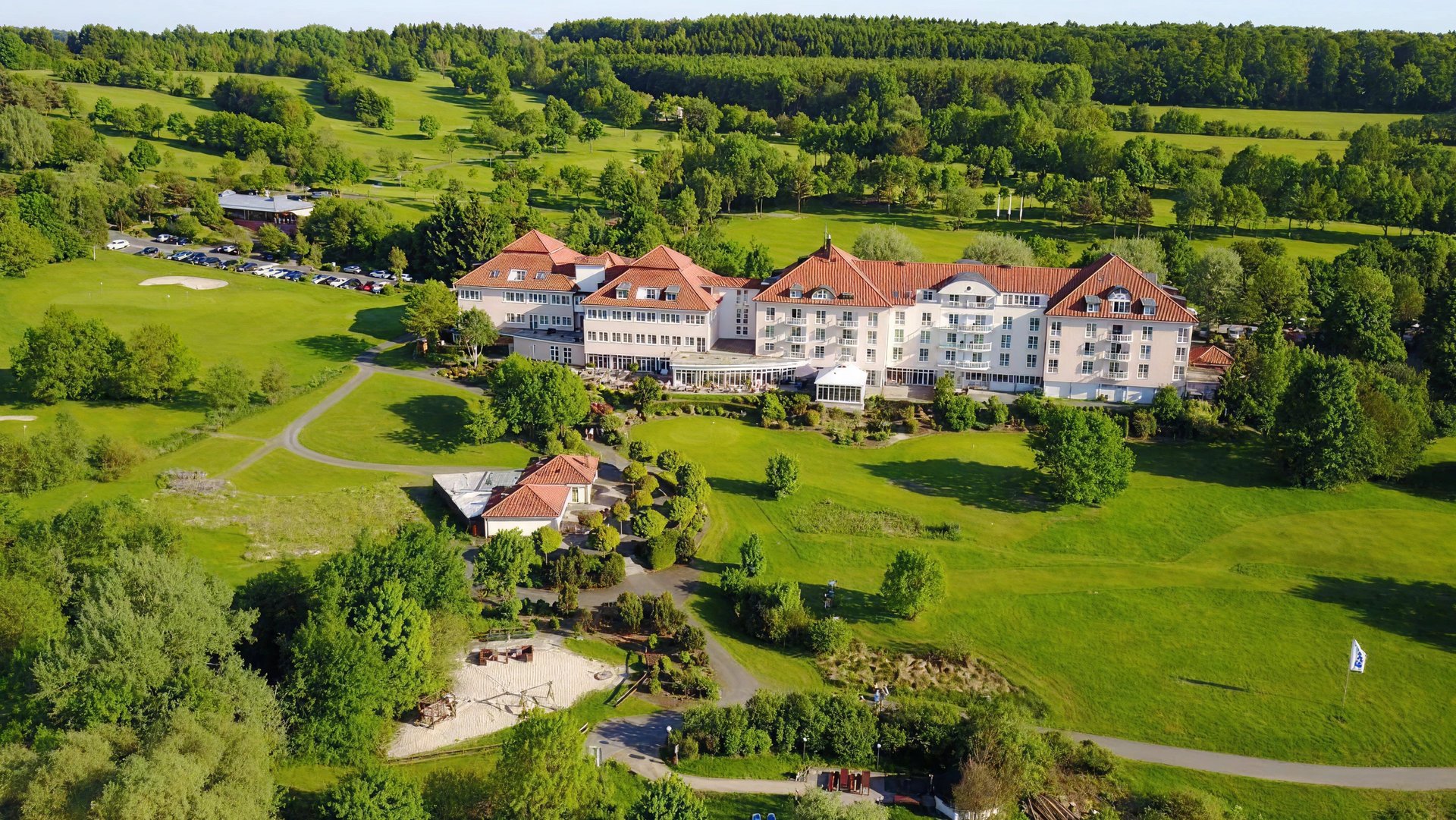 Außenansicht Golf und Sporthotel Wiesensee mit Golfplatz von oben