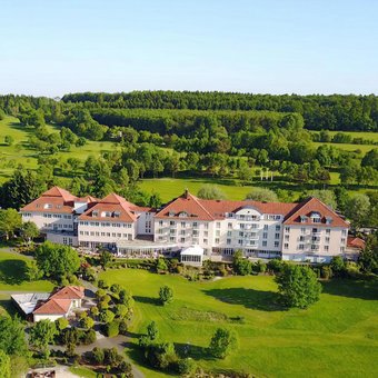 Außenansicht Golf und Sporthotel Wiesensee mit Golfplatz von oben