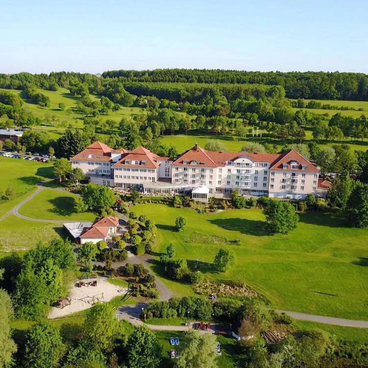 Außenansicht Golf und Sporthotel Wiesensee mit Golfplatz von oben