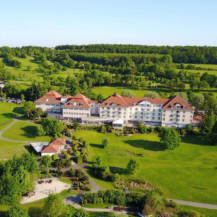 Außenansicht Golf und Sporthotel Wiesensee mit Golfplatz von oben