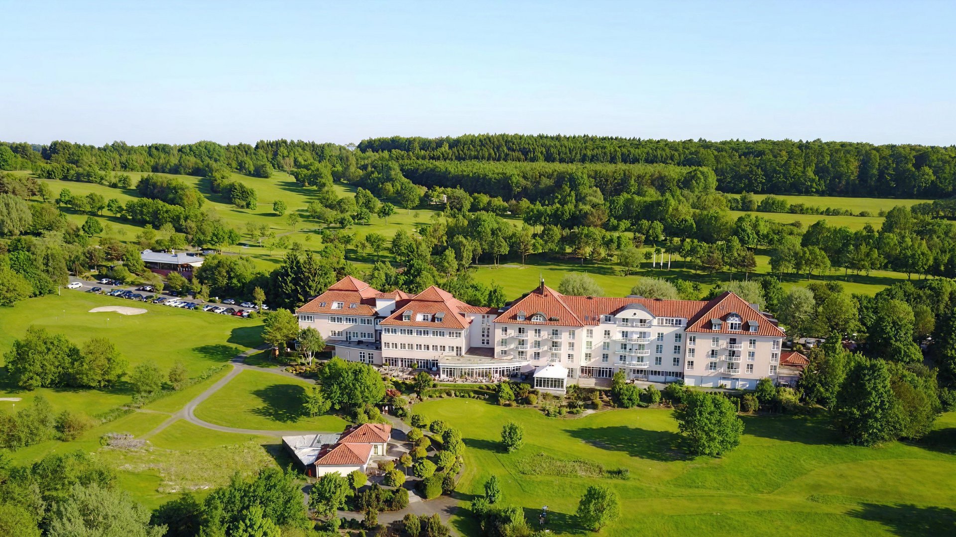 Außenansicht Golf und Sporthotel Wiesensee mit Golfplatz von oben