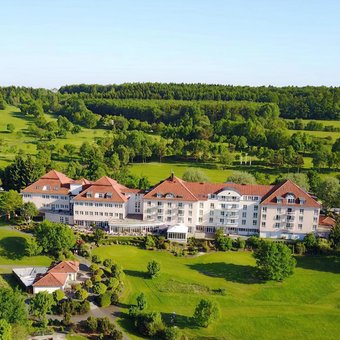 Außenansicht Golf und Sporthotel Wiesensee mit Golfplatz von oben