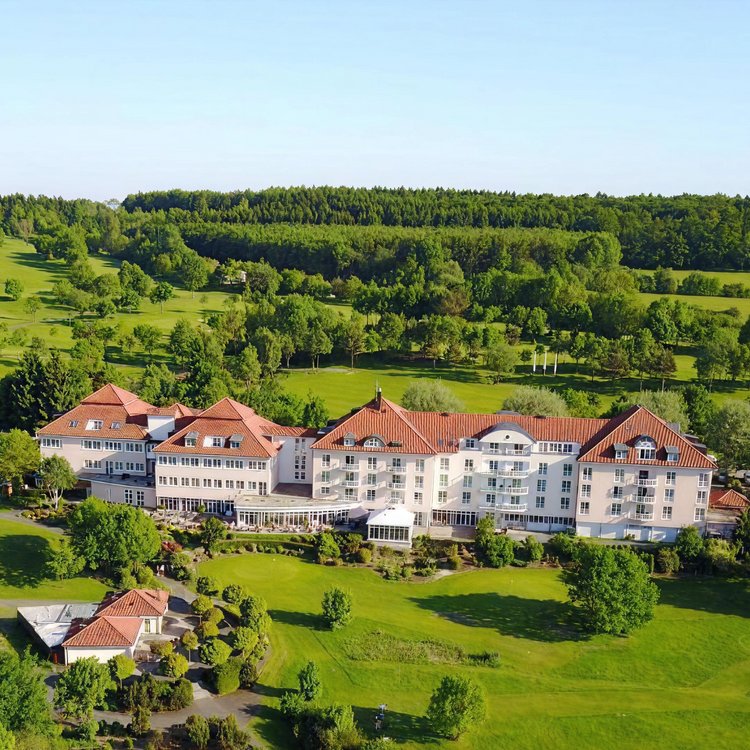 Außenansicht Golf und Sporthotel Wiesensee mit Golfplatz von oben