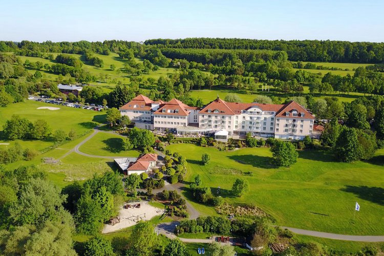 Außenansicht Golf und Sporthotel Wiesensee mit Golfplatz von oben