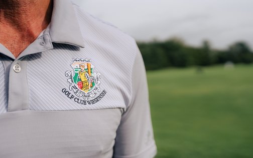 Golf- & Sporthotel Wiesensee Logo auf Poloshirt eines Spielers