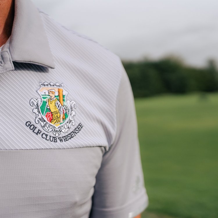 Golf- & Sporthotel Wiesensee Logo auf Poloshirt eines Spielers
