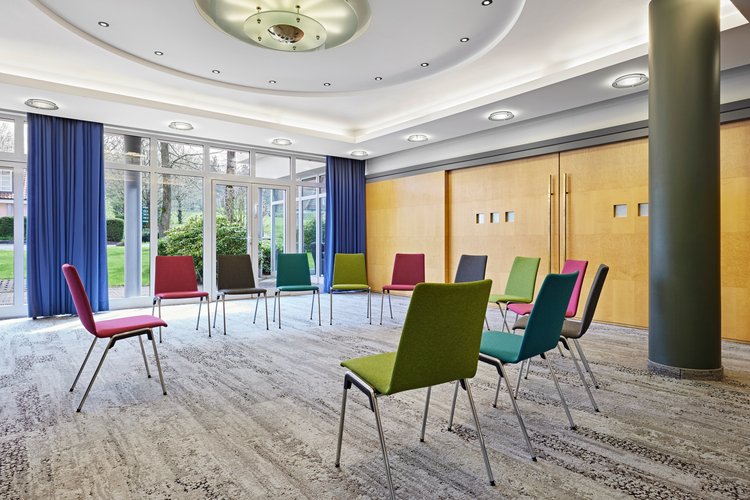 Großer Tagungsraum mit Reihenbestuhlung und Bühne im Golf & Sporthotel im Westerwald