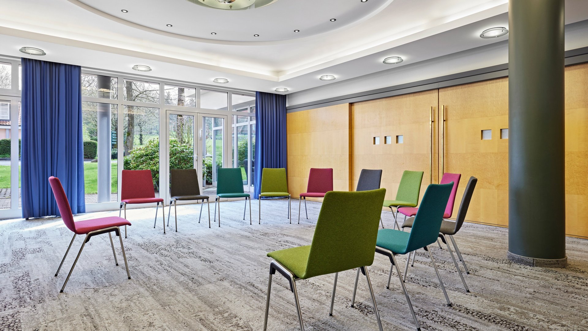 Großer Tagungsraum mit Reihenbestuhlung und Bühne im Golf & Sporthotel im Westerwald