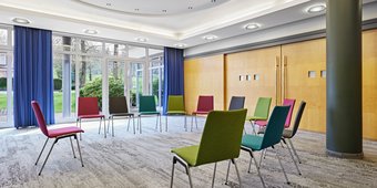 Großer Tagungsraum mit Reihenbestuhlung und Bühne im Golf & Sporthotel im Westerwald