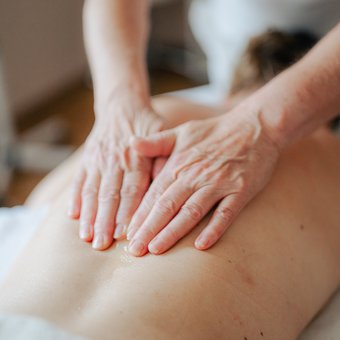 Nahaufnahme einer Massage für Rücken und Schultern im Wellnesshotel im Westerwald