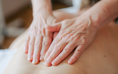 Nahaufnahme einer Massage für Rücken und Schultern im Wellnesshotel im Westerwald