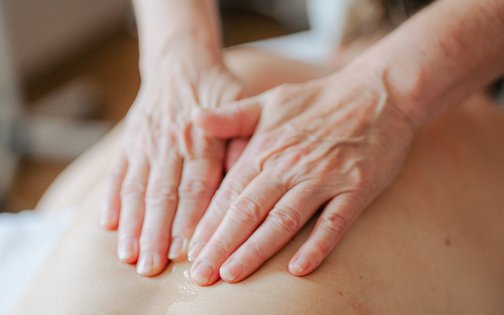 Nahaufnahme einer Massage für Rücken und Schultern im Wellnesshotel im Westerwald