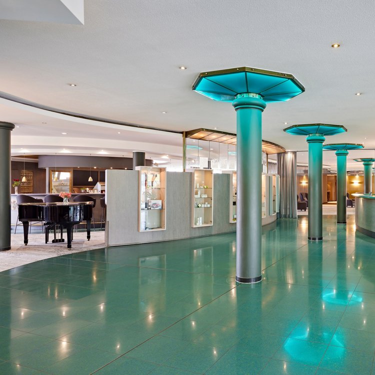 Helle und einladende Hotelrezeption im Golf- & Sporthotel Wiesensee