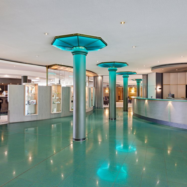 Helle und einladende Hotelrezeption im Golf- & Sporthotel Wiesensee