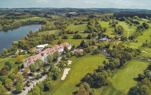 Luftaufnahme des Golf- & Sporthotel Wiesensee mit umliegender Natur und Golfplatz