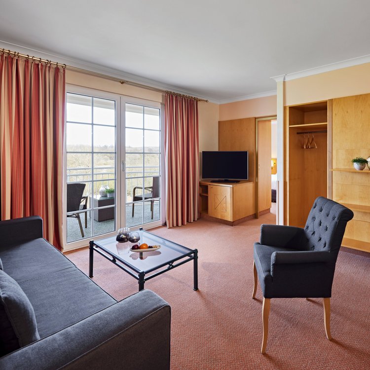 Familien-Suite mit zwei Schlafzimmern und Balkon im Golf & Sporthotel Wiesensee