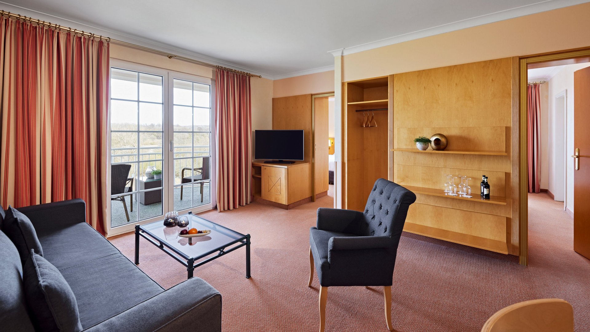 Familien-Suite mit zwei Schlafzimmern und Balkon im Golf & Sporthotel Wiesensee