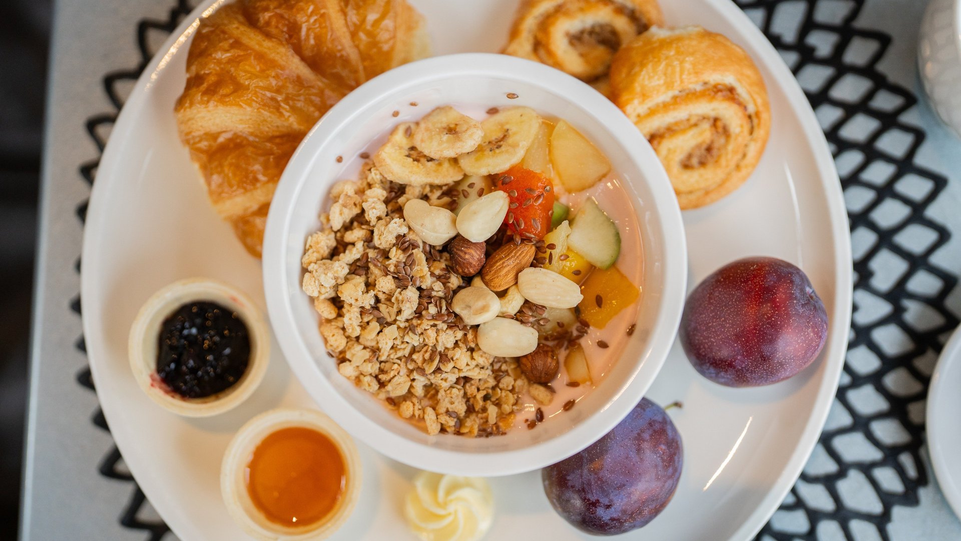 Gesundes Frühstück mit Müsli, Früchten und Joghurt im Golf- & Sporthotel Wiesensee