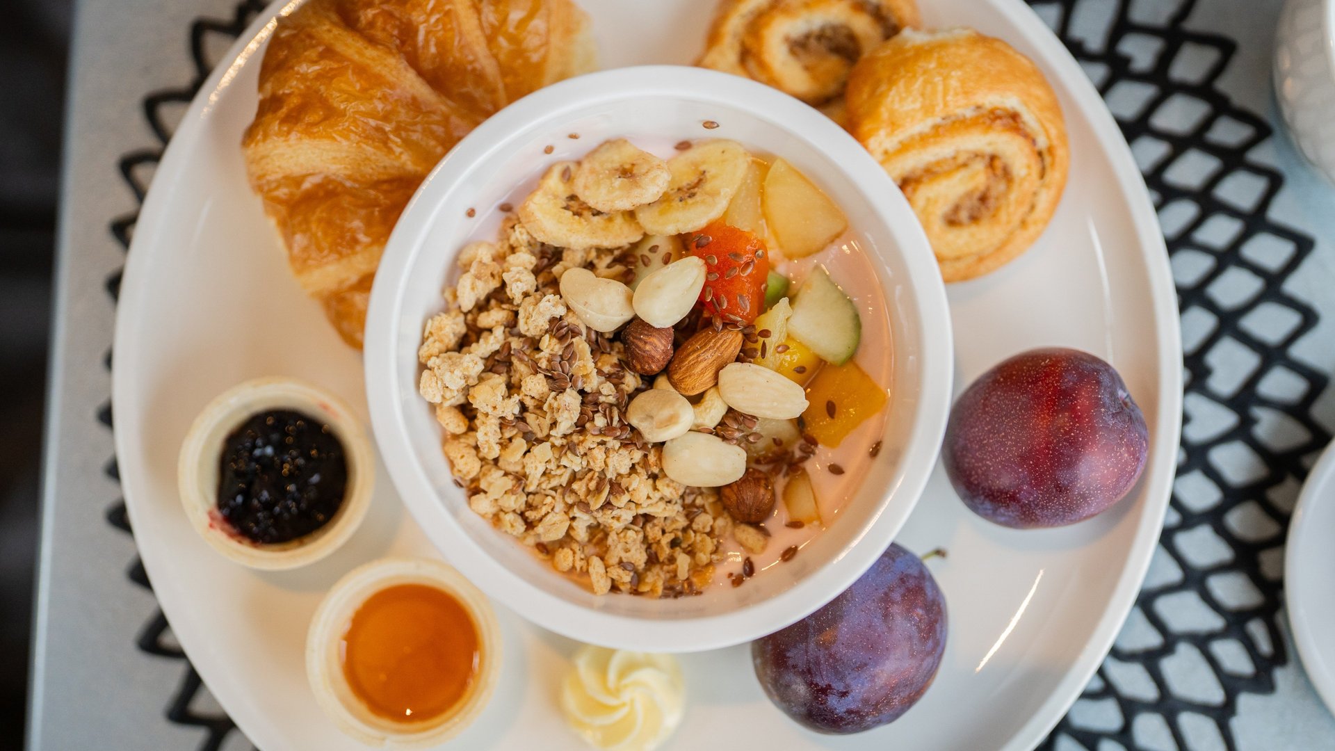 Gesundes Frühstück mit Müsli, Früchten und Joghurt im Golf- & Sporthotel Wiesensee