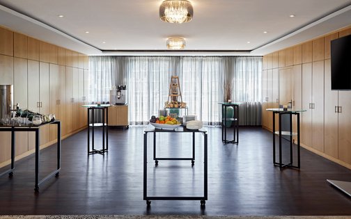 Modernes Hotelfoyer mit Glasfront und Empfangsbereich im Golf & Sporthotel im Westerwald
