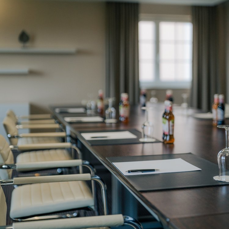Seminarraum mit eleganter Bestuhlung und Beamer im Golfhotel Wiesensee