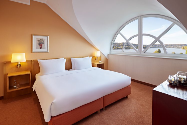 Wiesensee Suite mit gemütlichem Schlafzimmer und modernem Design