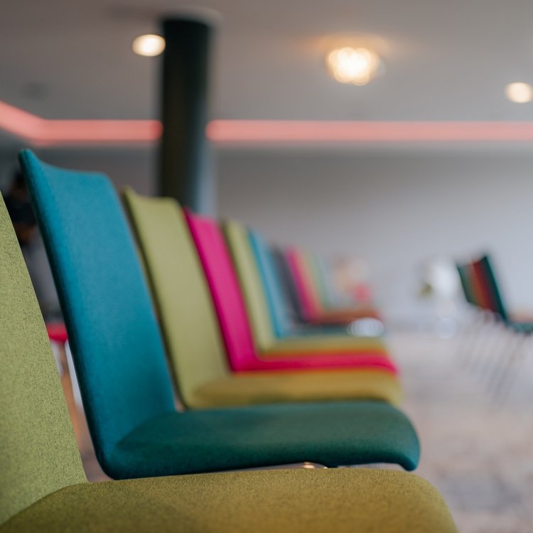 Detailaufnahme farbiger Stühle im Tagungsraum des Golf- & Sporthotel Wiesensee