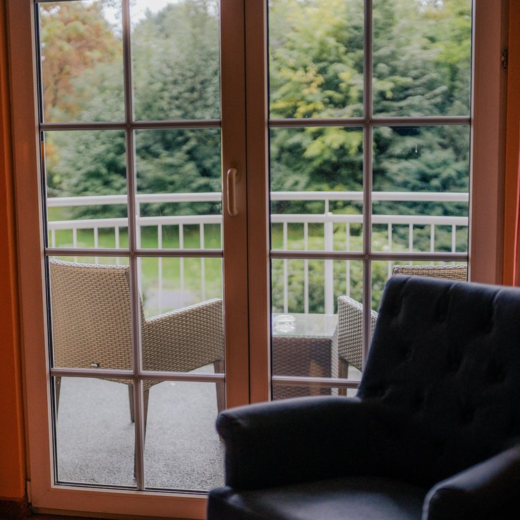 Blick aus dem Hotelzimmer auf die umliegende Natur im Westerwald