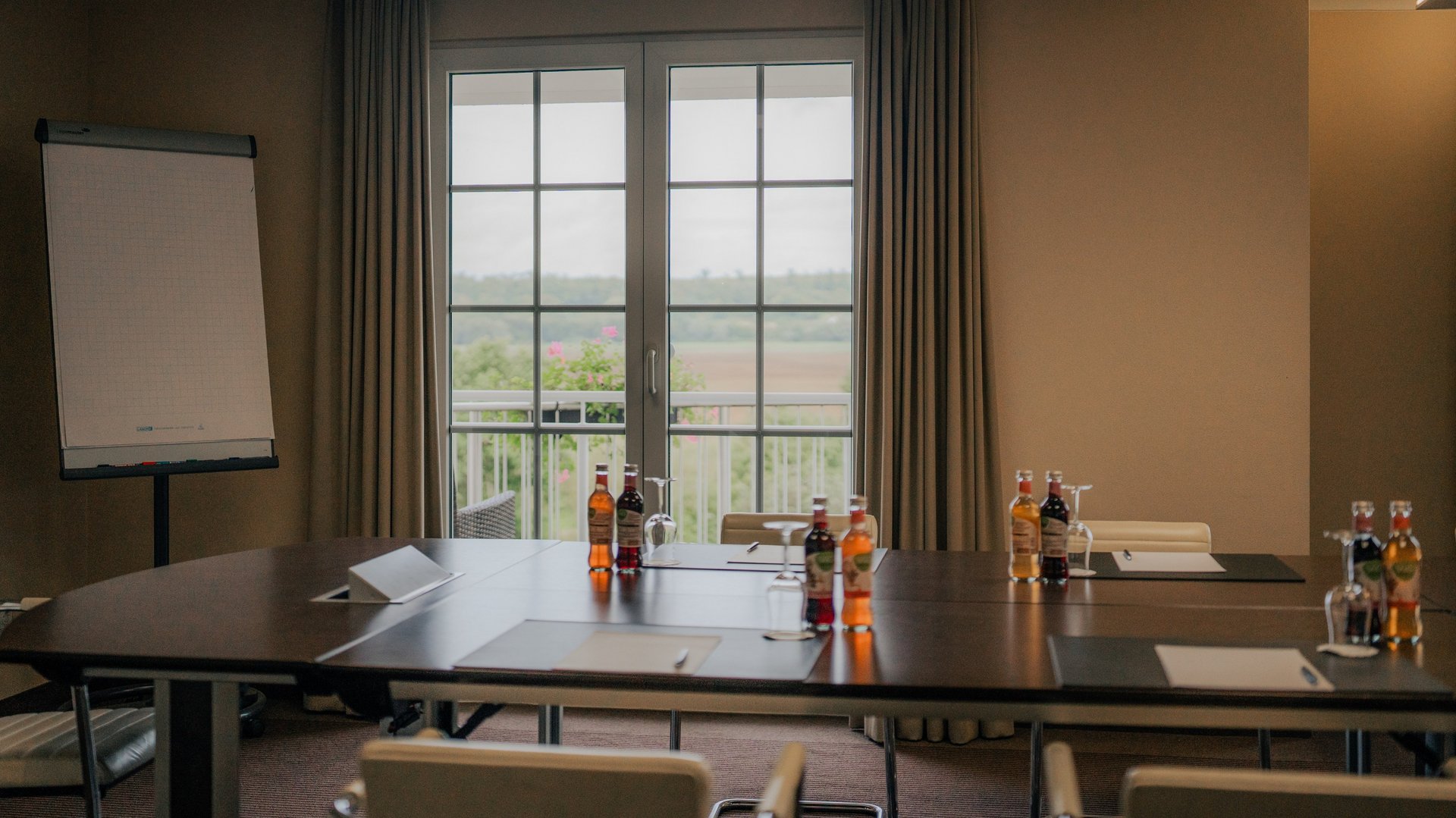Moderner Tagungsraum mit Tischgruppen und TV-Bildschirm im Golfhotel Wiesensee
