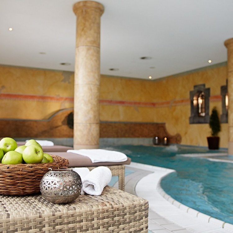 Schwimmbad mit Lichtdecke und Ruheliegen im Golf & Sporthotel Wiesensee