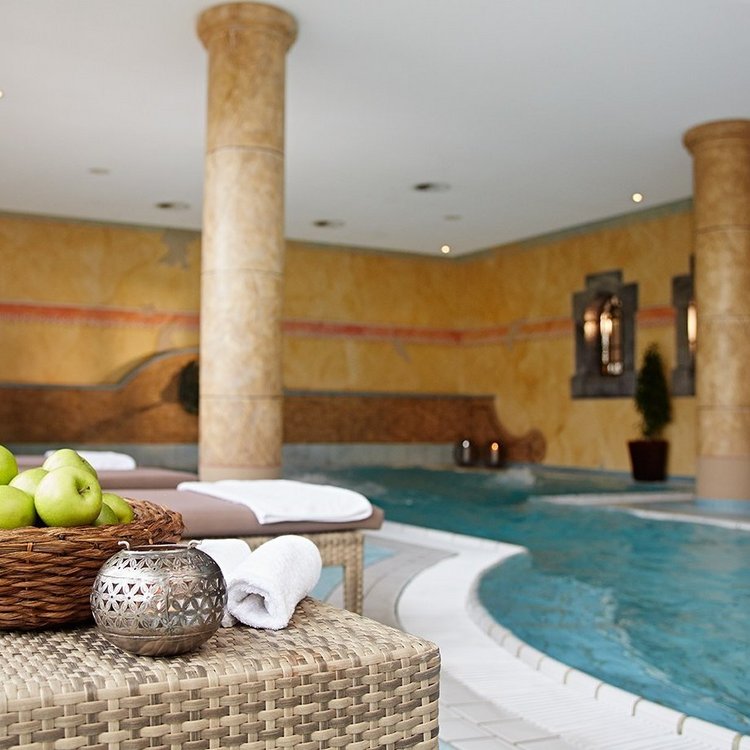 Schwimmbad mit Lichtdecke und Ruheliegen im Golf & Sporthotel Wiesensee