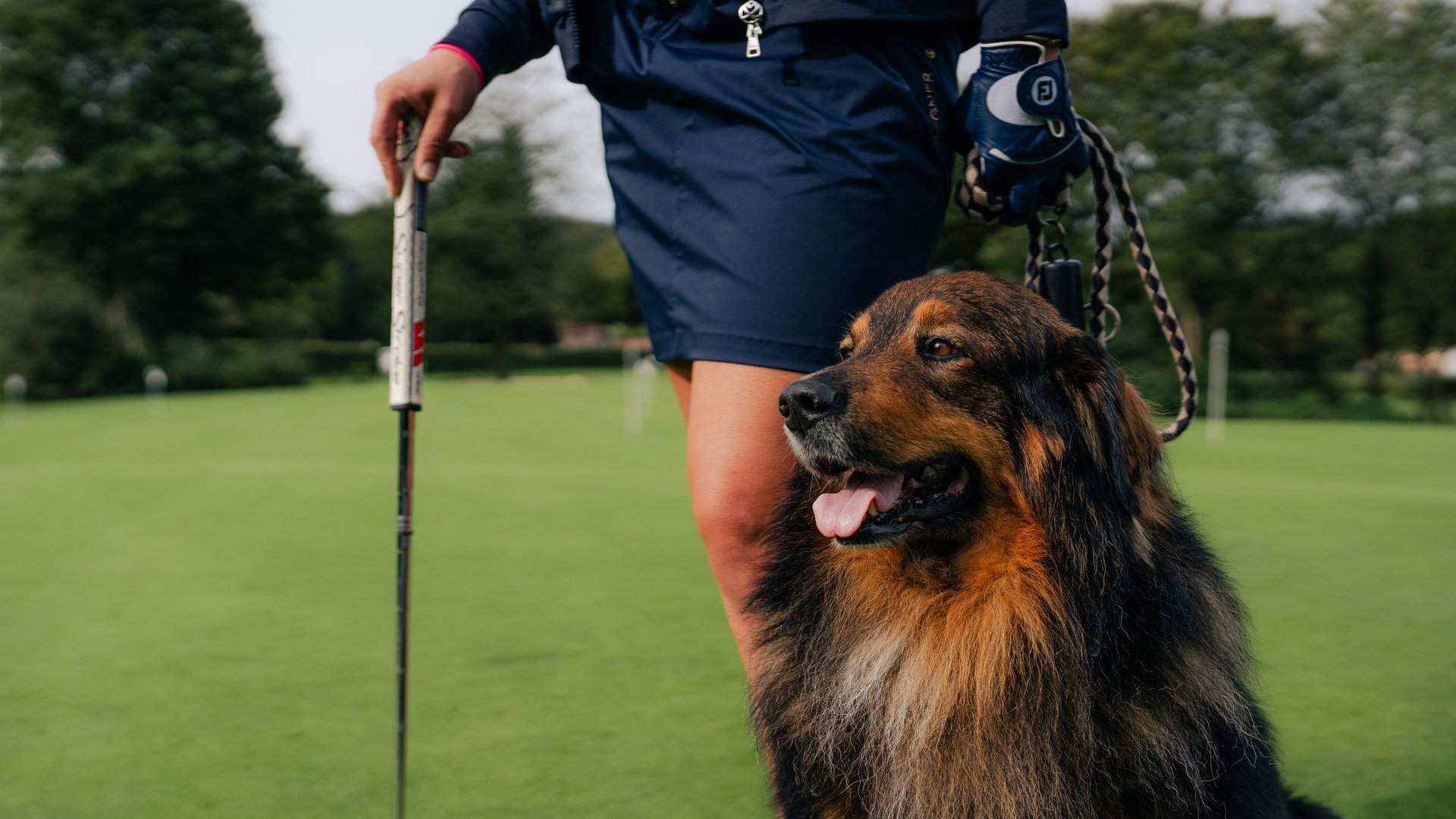 Golfer mit Hund beim Spaziergang über den Golfplatz Wiesensee