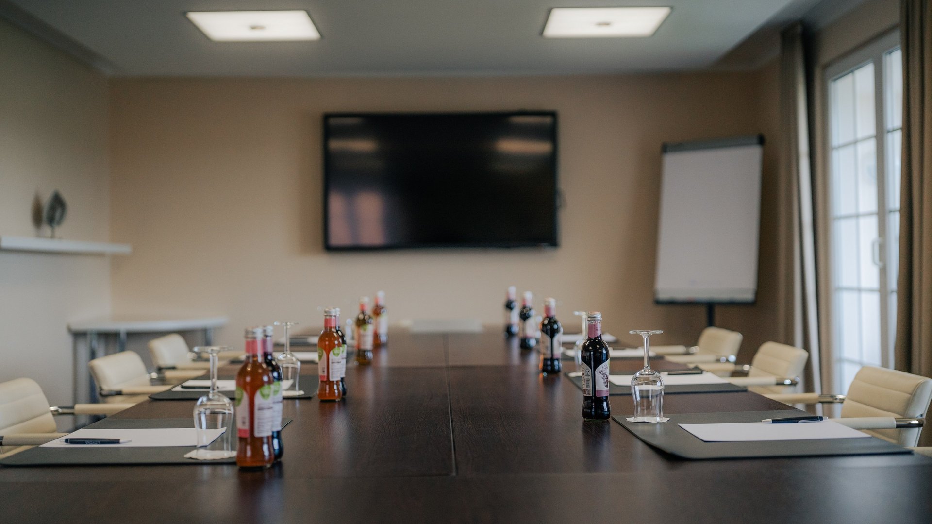Tagungsraum mit Tageslicht und TV im Golf- & Sporthotel Wiesensee