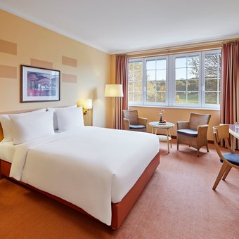 Doppelzimmer mit Kingsize-Bett und warmem Lichtdesign