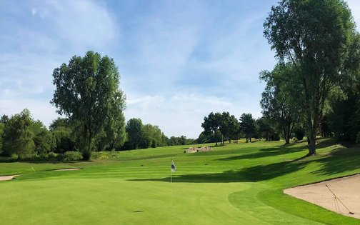 Sonnenbeschienener Golfplatz im Westerwald am Golf- & Sporthotel Wiesensee