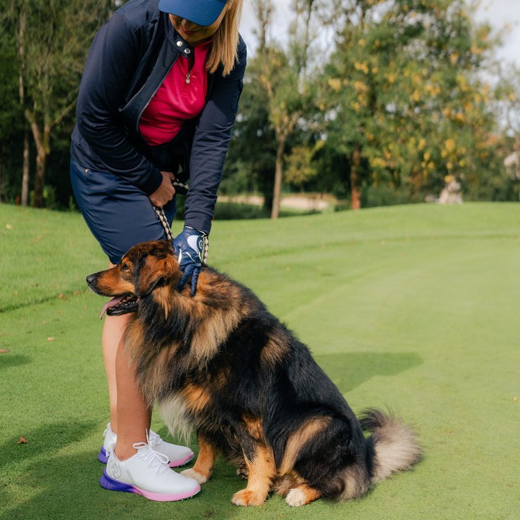 Golferin mit Hund 4