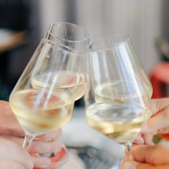 Vier Frauen stoßen mit Sekt an