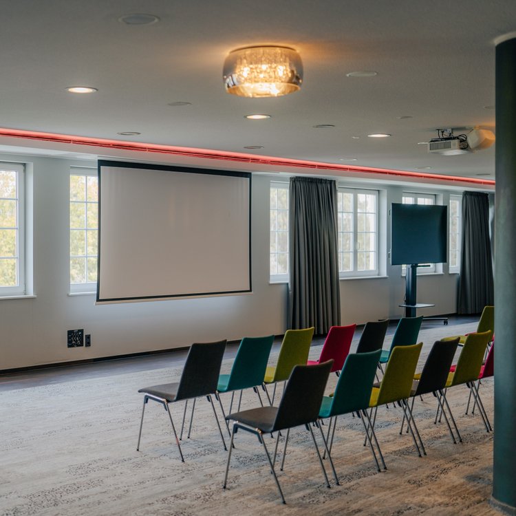 Großer Tagungsraum mit Bühne und Deckenbeleuchtung im Golfhotel Wiesensee