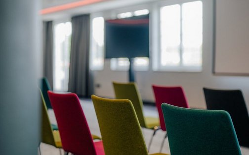 Moderner Tagungsraum im Golf- & Sporthotel Wiesensee mit stilvoller Bestuhlung und Präsentationstechnik