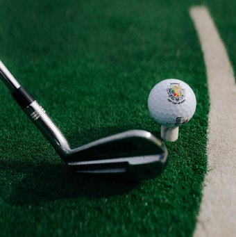Golfball auf Tee kurz vor dem Abschlag auf dem Golfplatz Wiesensee
