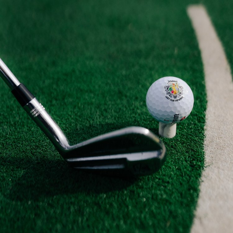 Golfball auf Tee kurz vor dem Abschlag auf dem Golfplatz Wiesensee