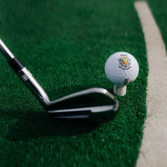 Golfball auf Tee kurz vor dem Abschlag auf dem Golfplatz Wiesensee