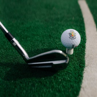 Golfball auf Tee kurz vor dem Abschlag auf dem Golfplatz Wiesensee