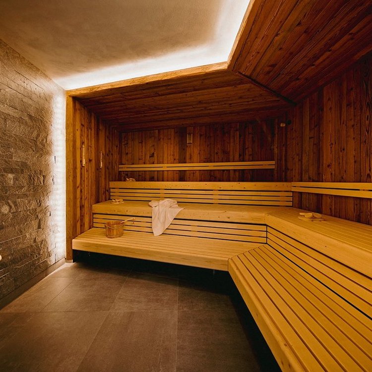 Sauna mit Holzinterieur und gedämpftem Licht im Golf & Sporthotel Wiesensee