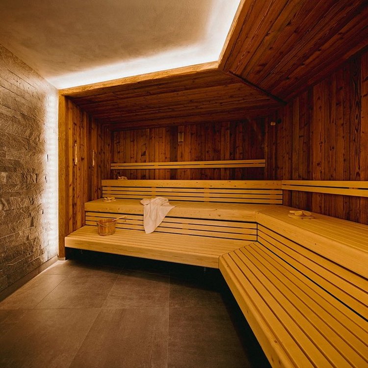 Sauna mit Holzinterieur und gedämpftem Licht im Golf & Sporthotel Wiesensee