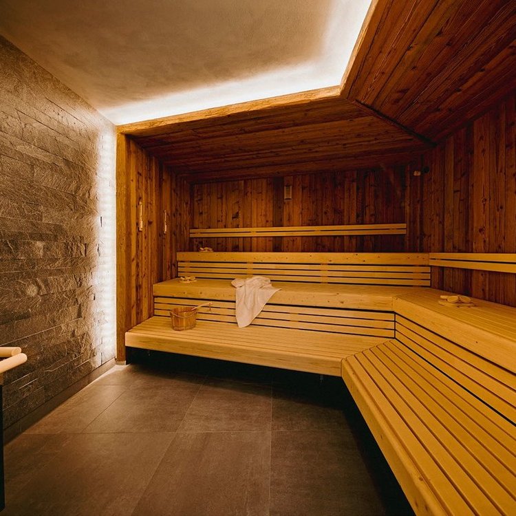Sauna mit Holzinterieur und gedämpftem Licht im Golf & Sporthotel Wiesensee