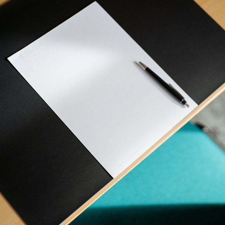 Konferenzraum im Golf- & Sporthotel Wiesensee mit modernen Arbeitsmaterialien