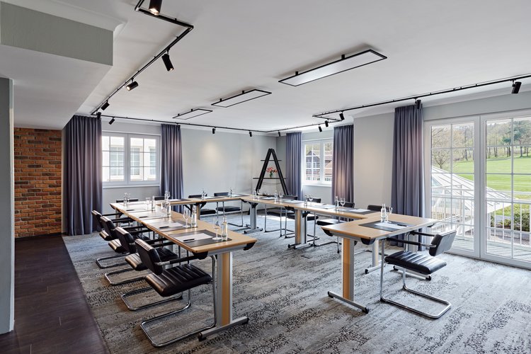 Moderner Tagungsraum Hannover mit Beamer und Leinwand im Golf & Sporthotel im Westerwald