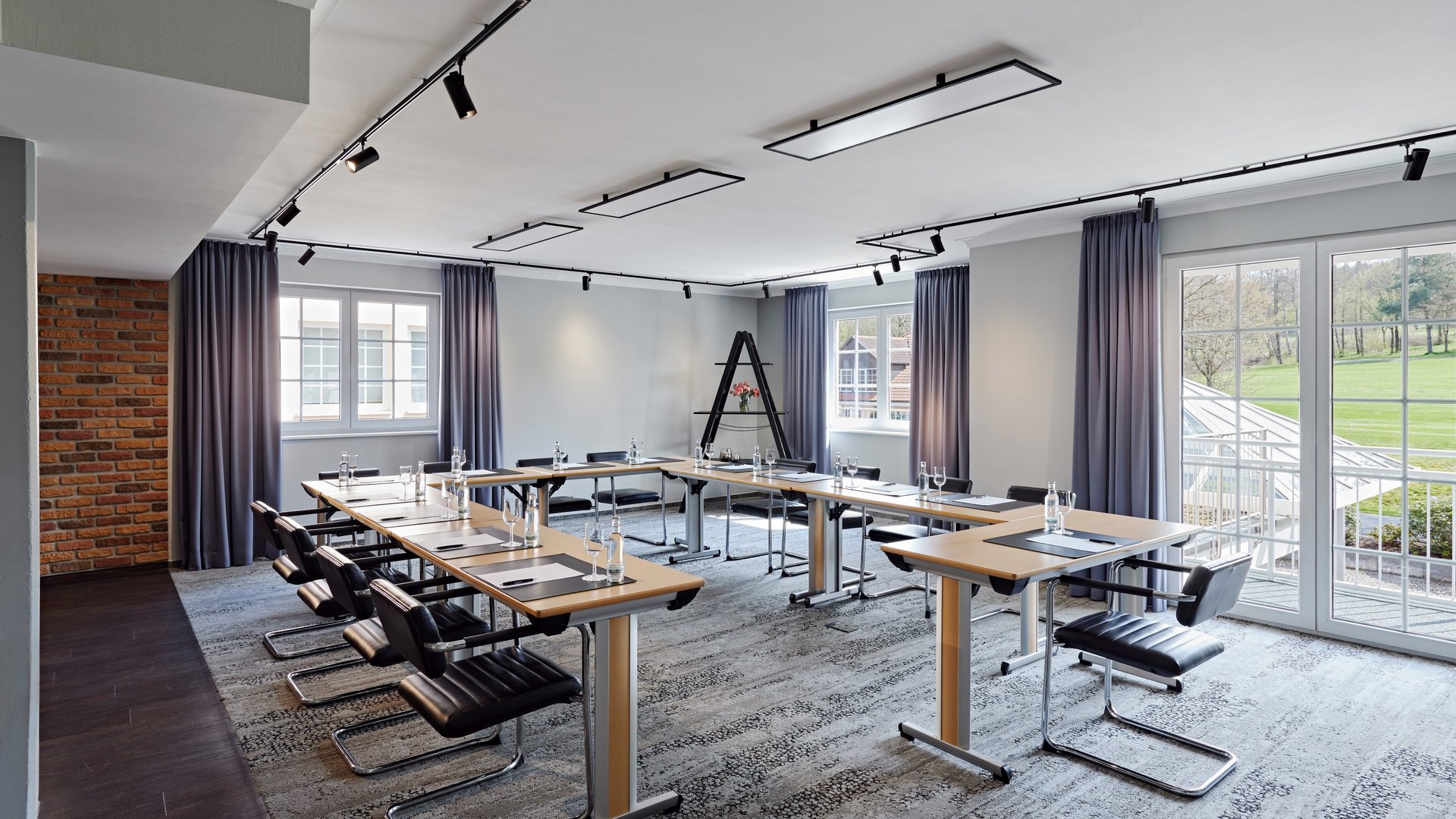 Moderner Tagungsraum Hannover mit Beamer und Leinwand im Golf & Sporthotel im Westerwald