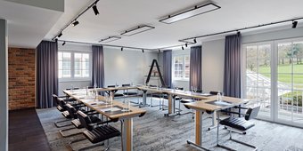 Moderner Tagungsraum Hannover mit Beamer und Leinwand im Golf & Sporthotel im Westerwald